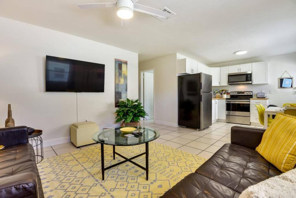 Coconut Cove Mid-Long Term Stays Available Walk To Downtown Trolly To Beaches Sarasota Exteriér fotografie